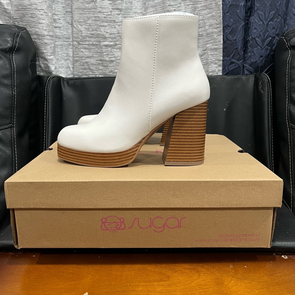 Elegant Black Heeled Boots with Sleek Design and Comfort